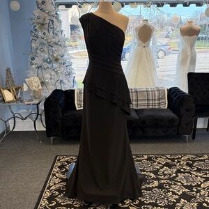 Elegant Black One-Shoulder Evening Dress